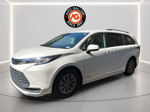 Used 2021 Toyota Sienna LE FWD image 3