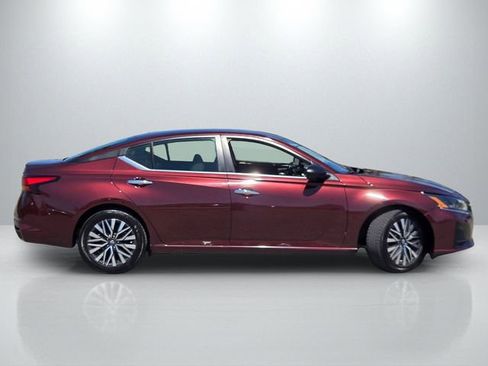 Used 2024 Nissan Altima 2.5 SV image 3