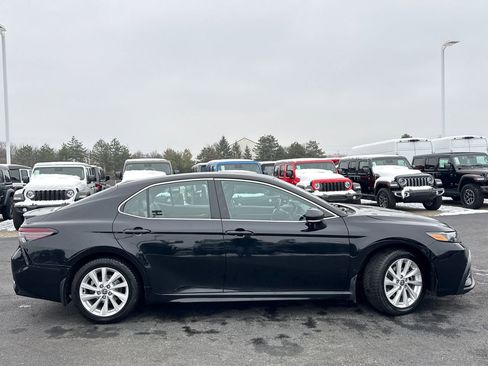 Used 2023 Toyota Camry SE image 2
