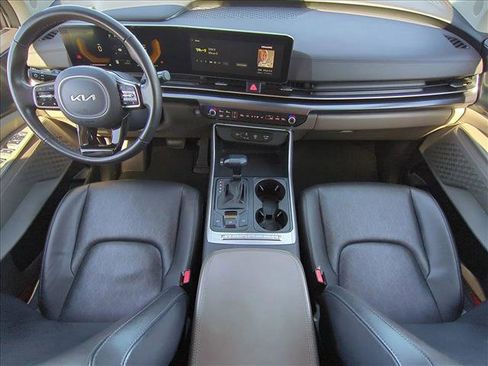 Used 2025 Kia Carnival image 18