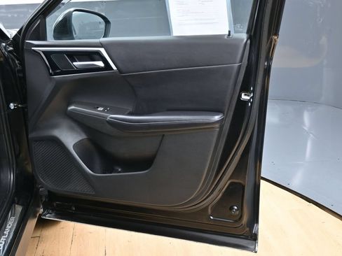 Used 2022 Mitsubishi Outlander SE FWD image 39
