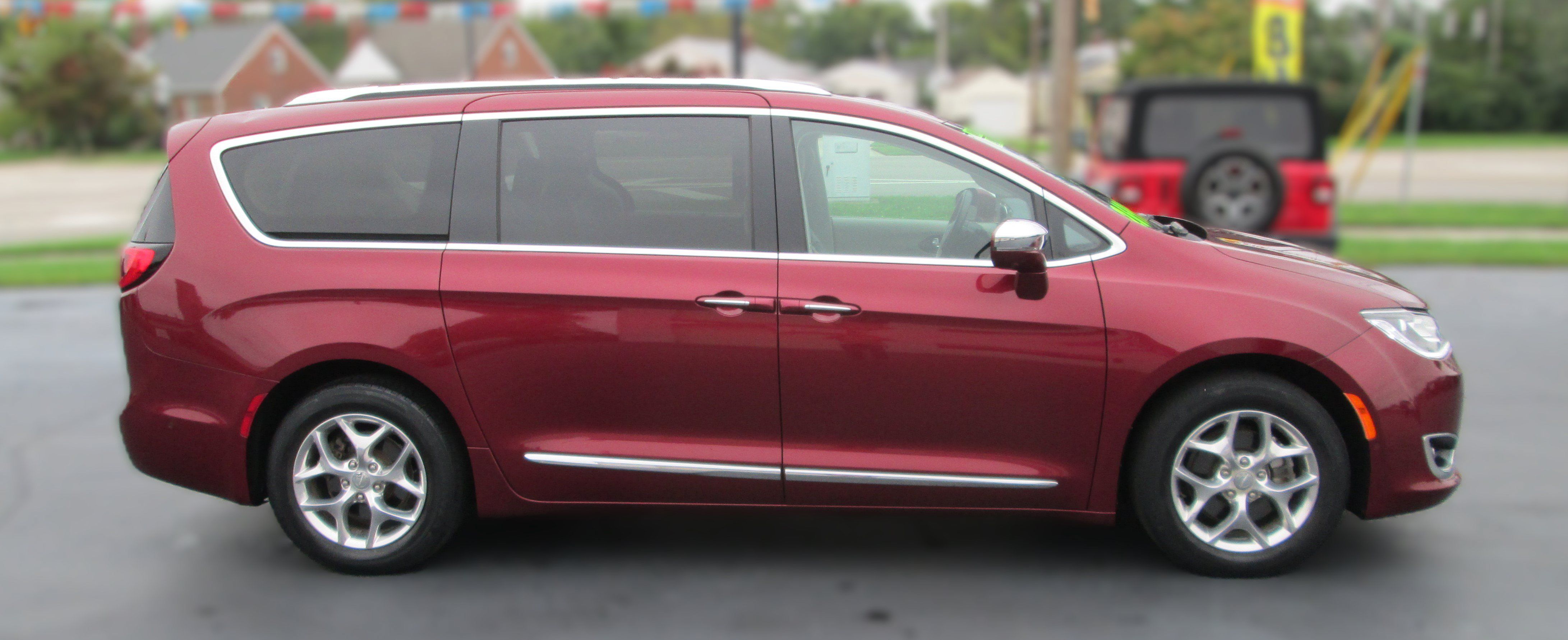 Used 2019 Chrysler Pacifica Limited w/ Advanced Safetytec Group FWD image 3