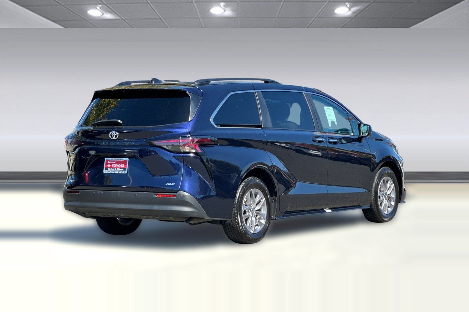 Used 2026 Toyota Sienna XLE FWD image 8