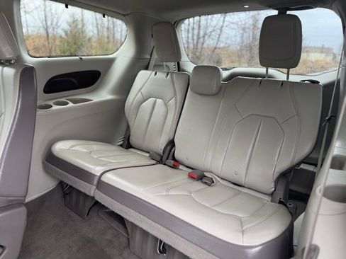 Used 2018 Chrysler Pacifica Touring-L image 13