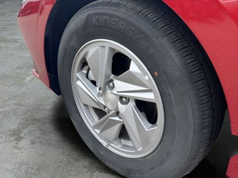 Used 2025 Hyundai Elantra SE image 13