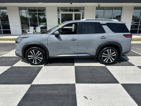Used 2025 Nissan Pathfinder Platinum image 1