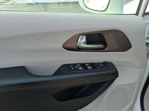 Used 2017 Chrysler Pacifica Touring-L Plus image 10