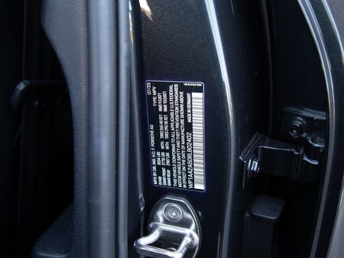 Certified 2024 Porsche Macan AWD/4WD image 11