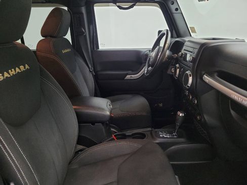 Used 2015 Jeep Wrangler Unlimited Sahara w/ Connectivity Group AWD/4WD image 21