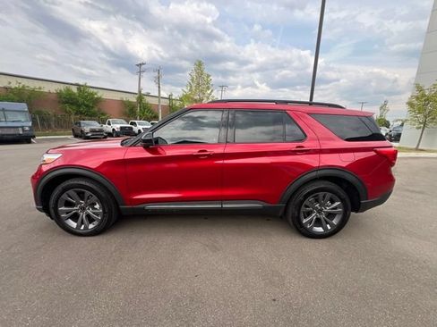 Used 2024 Ford Explorer XLT w/ Equipment Group 202A AWD/4WD image 8
