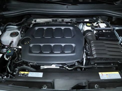 Certified 2025 Volkswagen Tiguan SE AWD/4WD image 34