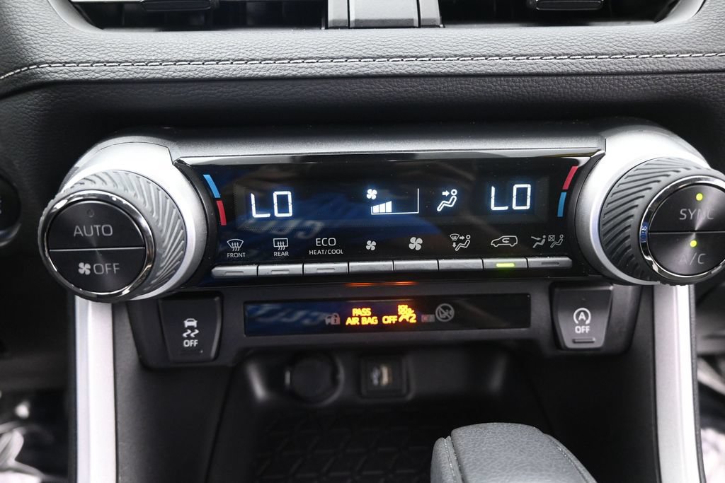 Used 2025 Toyota RAV4 XLE AWD/4WD image 30