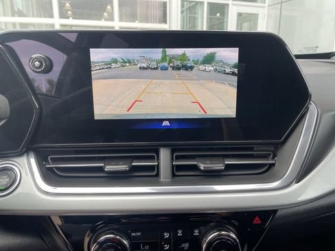 Used 2025 Chevrolet Trax LT w/ LT Convenience Package FWD image 23