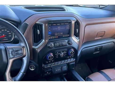 Used 2022 Chevrolet Silverado 1500 High Country w/ Technology Package image 7