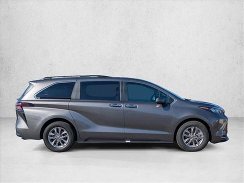 Used 2024 Toyota Sienna XLE image 4