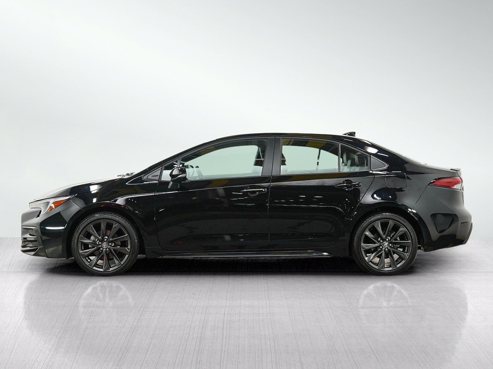 Used 2025 Toyota Corolla XSE FWD image 2