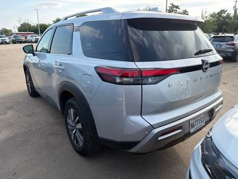 Used 2025 Nissan Pathfinder SL AWD/4WD image 3