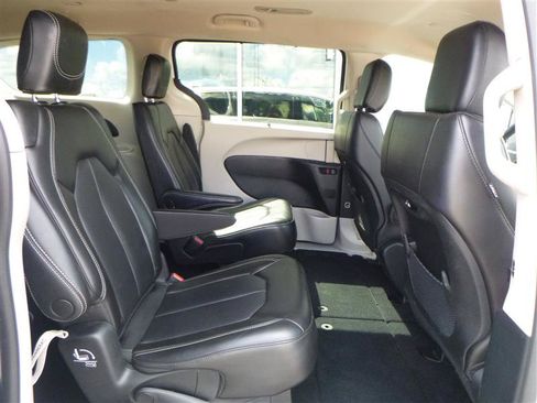 Used 2023 Chrysler Pacifica Touring-L FWD image 9
