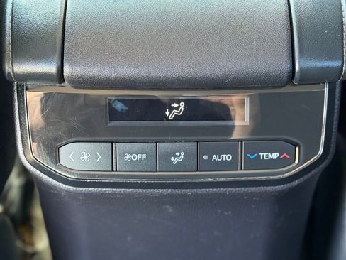 Used 2023 Toyota Highlander LE AWD/4WD image 11