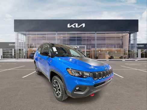Used 2024 Jeep Compass Trailhawk image 2