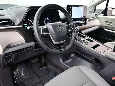 Used 2023 Toyota Sienna XLE FWD image 13