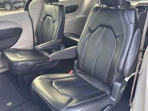 Used 2023 Chrysler Pacifica Touring-L FWD image 8