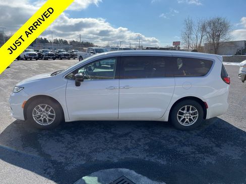 Used 2024 Chrysler Pacifica Touring-L image 6