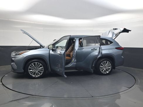 Used 2022 Toyota Highlander Platinum AWD/4WD image 36