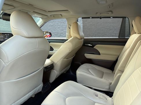 Used 2021 Toyota Highlander XLE image 16