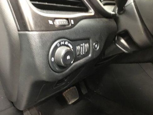 Used 2022 Jeep Cherokee Trailhawk w/ Sun, Sound & Nav Group image 9