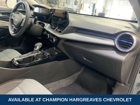 Used 2025 Chevrolet Trax LT FWD image 37