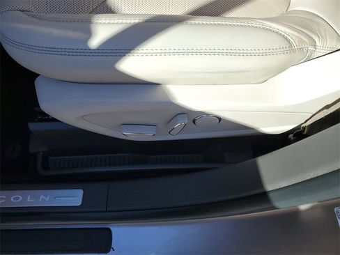 Used 2019 Lincoln Nautilus Reserve image 23