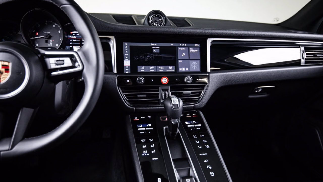 Certified 2026 Porsche Macan AWD/4WD image 19