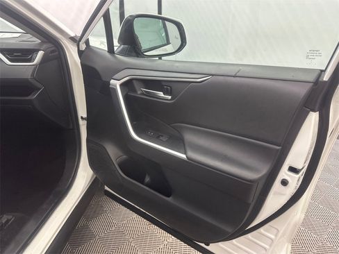 Used 2022 Toyota RAV4 XLE image 15