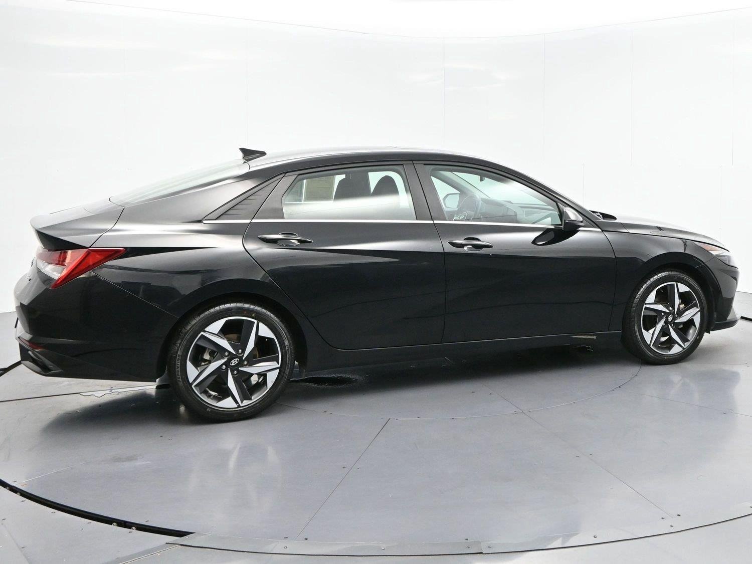 Used 2021 Hyundai Elantra Limited w/ Cargo Package FWD image 3