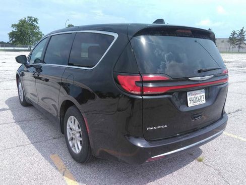 Used 2023 Chrysler Pacifica Touring-L FWD image 5