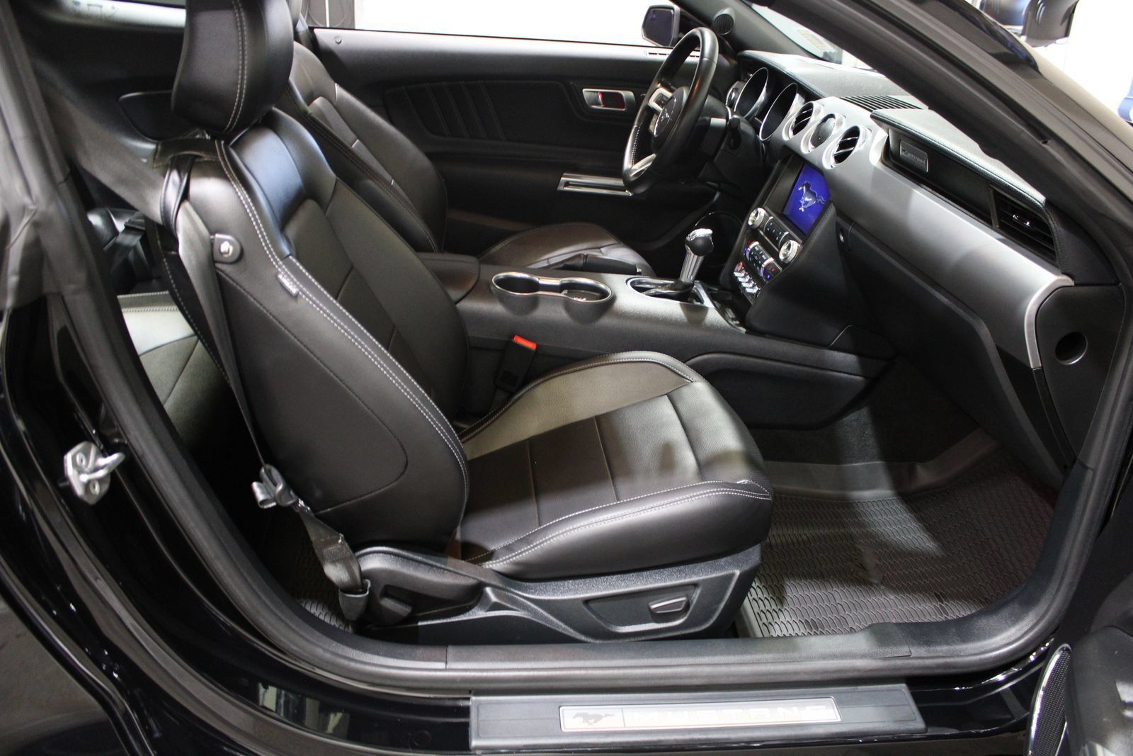 Used 2022 Ford Mustang Premium RWD image 11