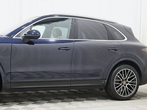 Used 2023 Porsche Cayenne AWD/4WD image 3
