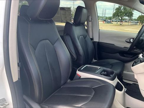 Used 2023 Chrysler Pacifica Touring-L AWD/4WD image 12