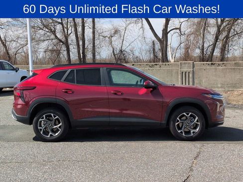 Certified 2025 Chevrolet Trax LT image 2