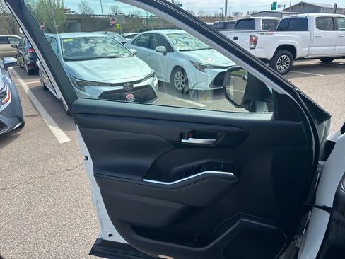 Used 2021 Toyota Highlander XLE AWD/4WD image 37