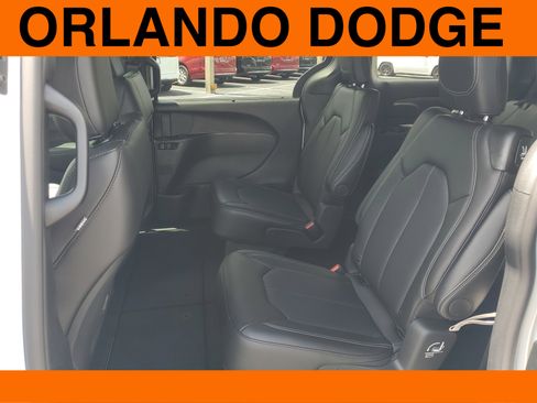 New 2026 Chrysler Pacifica Select image 7