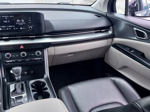 Used 2024 Kia Carnival LX image 13