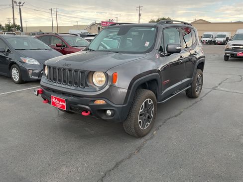 Used 2016 Jeep Renegade Trailhawk w/ Premium Trailhawk Package AWD/4WD image 2