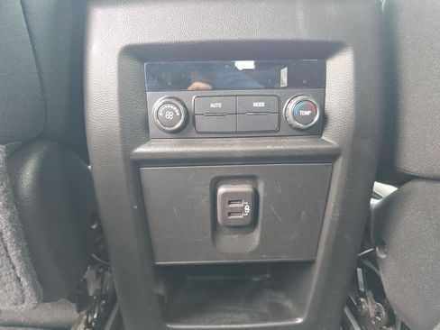 Used 2023 Chevrolet Traverse LT image 17