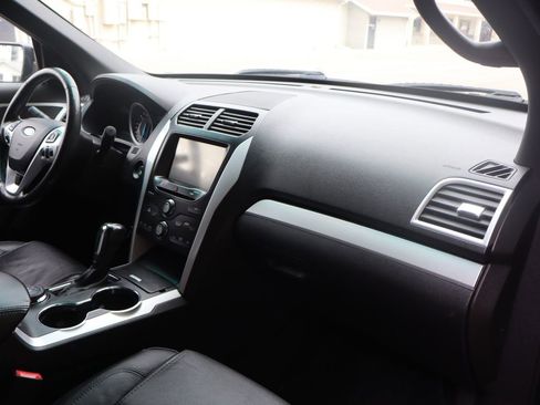 Used 2014 Ford Explorer XLT w/ Equipment Group 202A AWD/4WD image 16