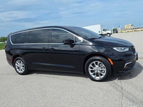 Used 2024 Chrysler Pacifica Touring-L AWD/4WD image 9