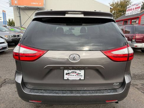 Used 2016 Toyota Sienna XLE image 7