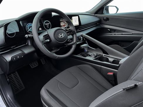 New 2025 Hyundai Elantra SEL image 14