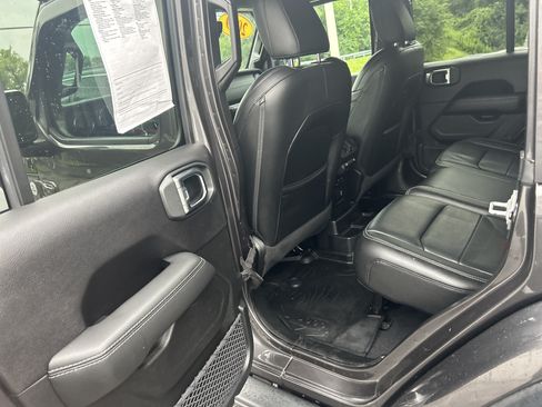 Used 2019 Jeep Wrangler Unlimited Sahara w/ Quick Order Package 24M Moab AWD/4WD image 9